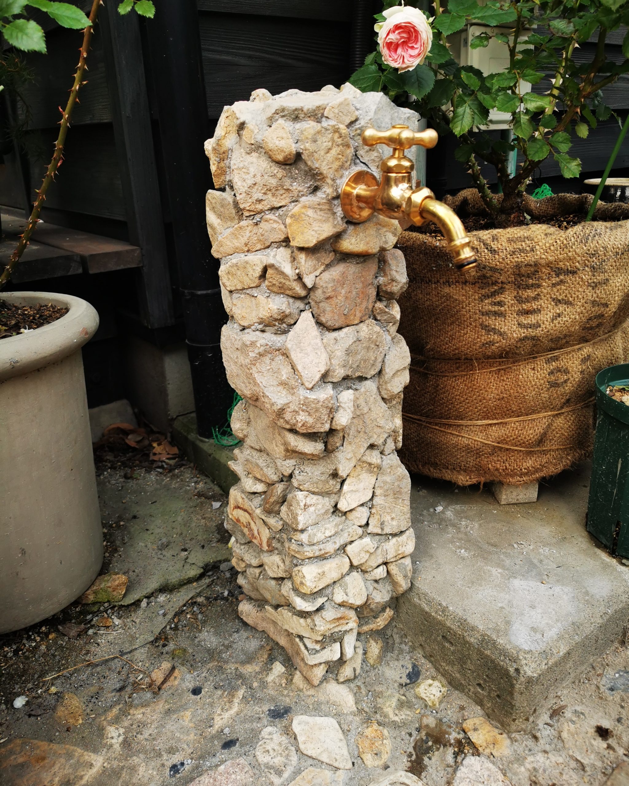 庭から掘れた小石で立水栓DIY