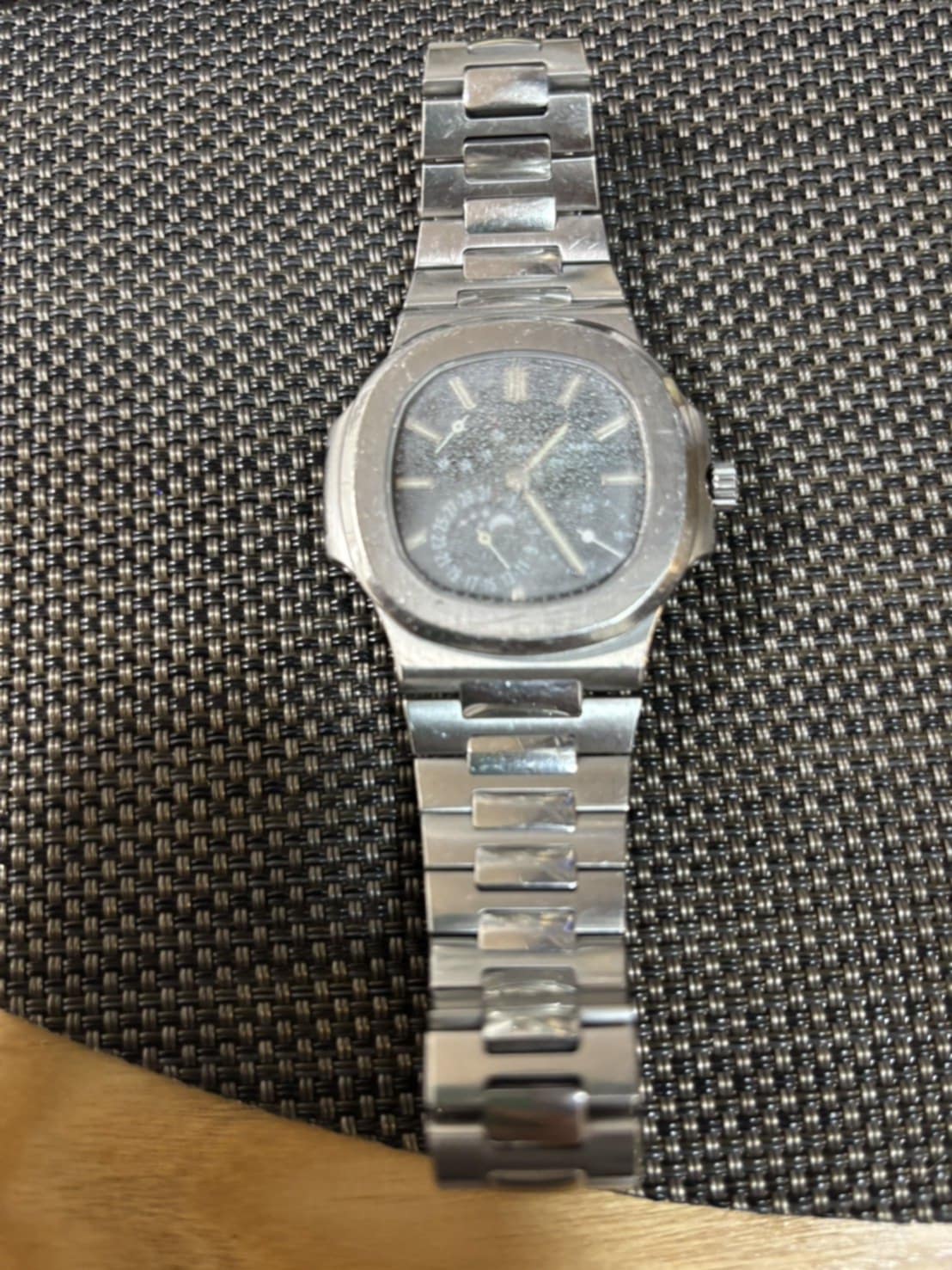 パテックフィリップノーチラス5712/1A-001 の修理依頼