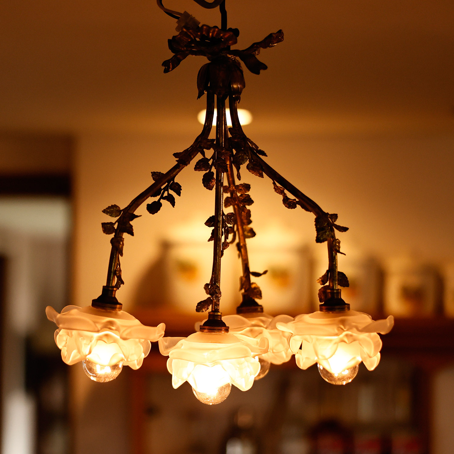 小さな4灯シャンデリア　パート・ド・ヴェール　ブロンズ　チューリップ　1920年代　アールデコ様式　lu-132