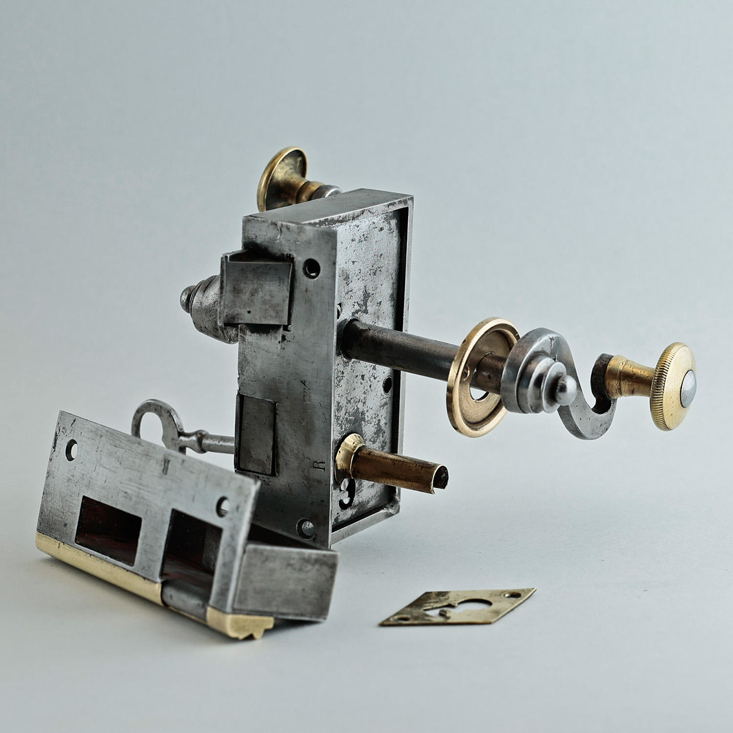 真鍮とアイアン　レバー形ドアノブ　外付けラッチ　鍵付き　右吊り元・内開き　受け金具付き　フレンチアンティーク　インダストリアル　ok-53